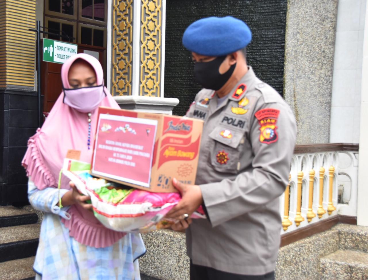 Peringati Hari Lahir Pancasila, Sat BRimob Polda Riau Bagikan Sembako Kepada Masyarakat